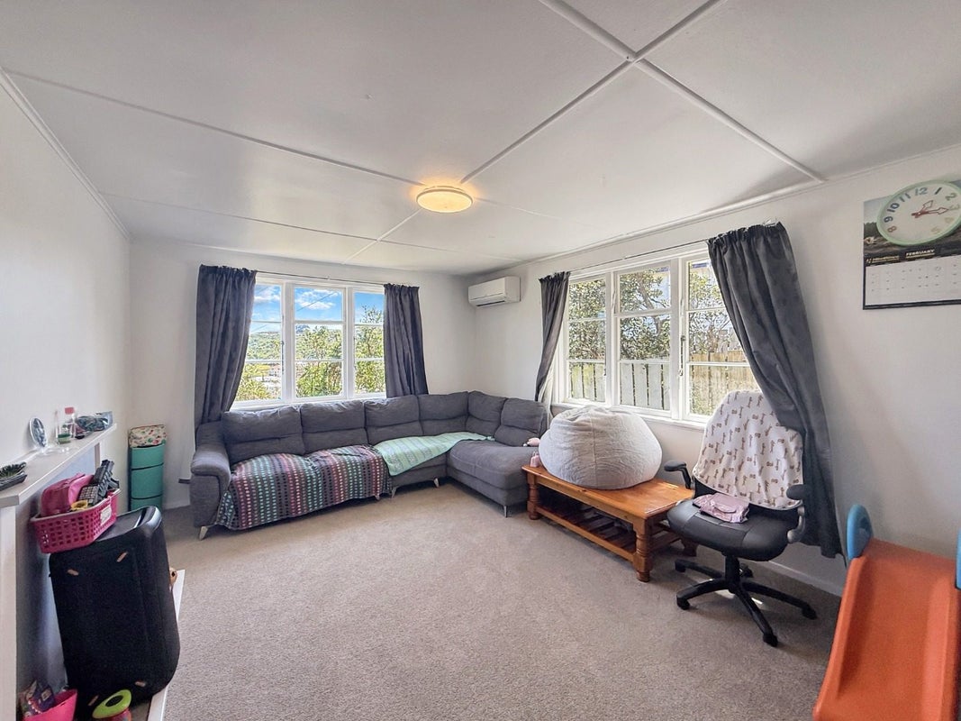 13 Dorset Grove, Cannons Creek, Porirua - Carousel 2