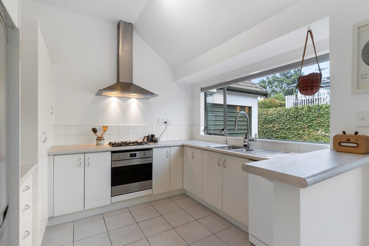 2/116 Riddell Road, Glendowie, Auckland - Carousel 2