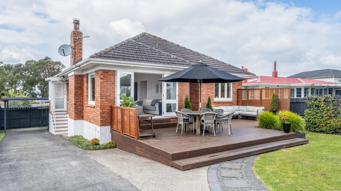 20 Bradbury Road, Botany Downs, Auckland - Carousel 1