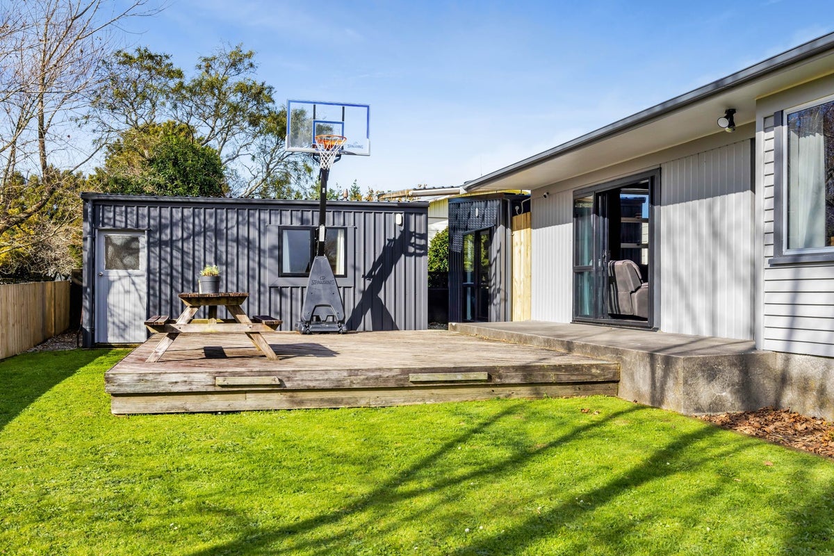 10 Karaka Street, Merrilands, New Plymouth - Carousel 2