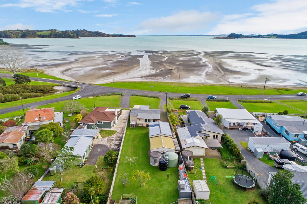 9 Kawakawa Bay Coast Road, Papakura - Carousel 1