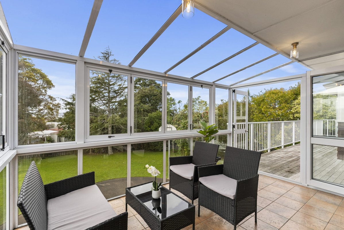 2 Dawn Place, Te Atatu South, Auckland - Carousel 1
