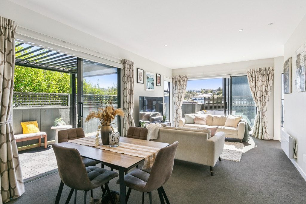 16/6 Oswald Crescent, Paparangi, Wellington - Carousel 1