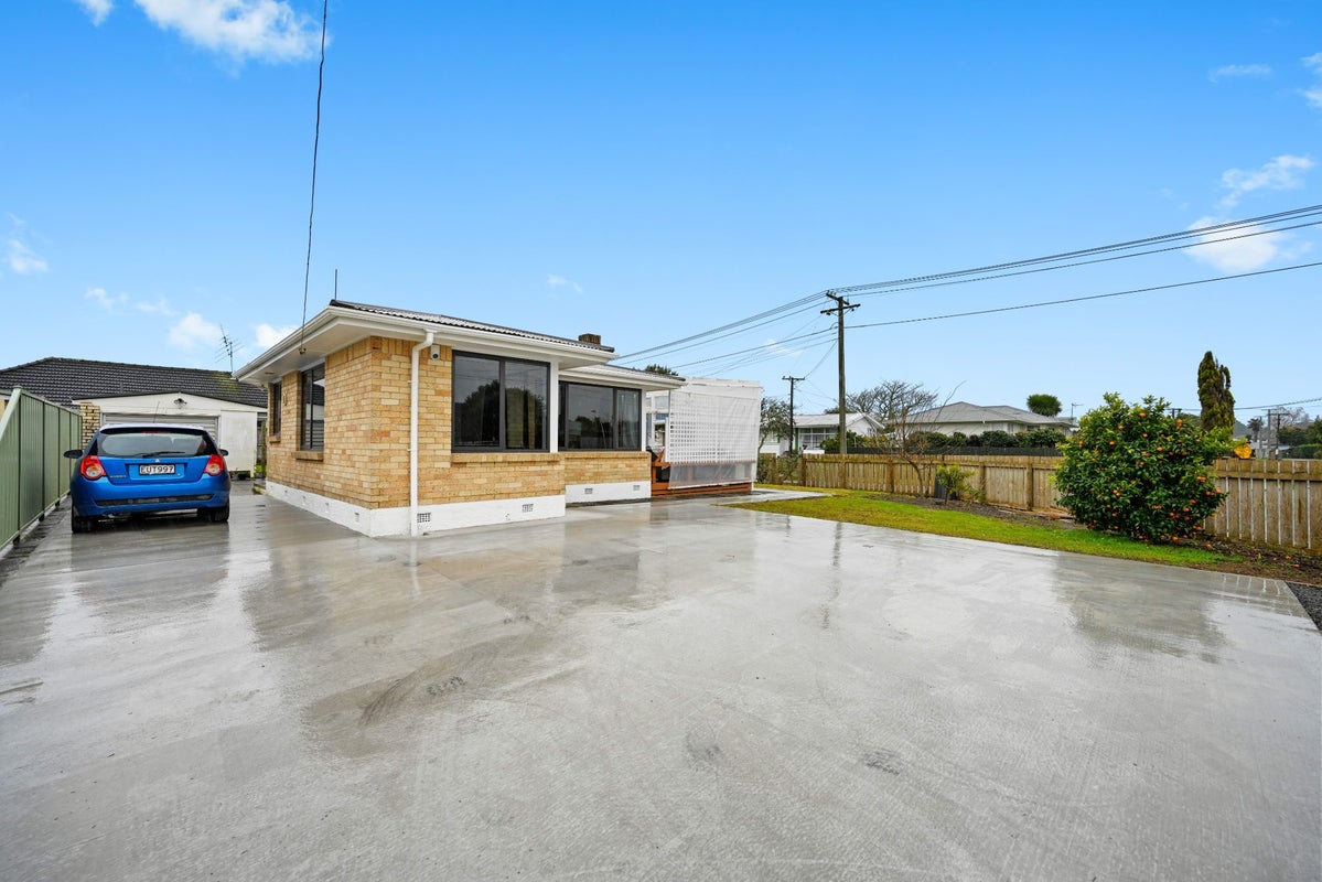 7 Defoe Avenue, Hillcrest, Hamilton - Carousel 1
