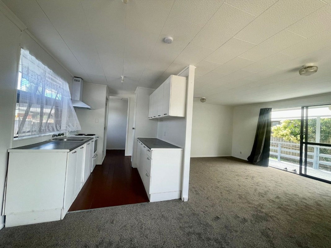 1/160 Universal Drive, Henderson, Auckland - Carousel 2