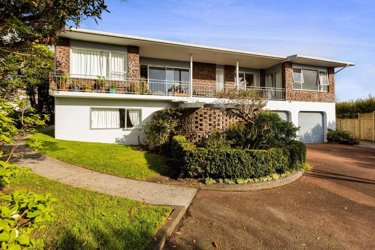 18D Montana Place, Merrilands, New Plymouth - Carousel 1