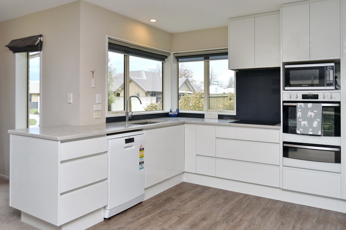 12 Bayliss Close, Northwood, Christchurch - Carousel 2