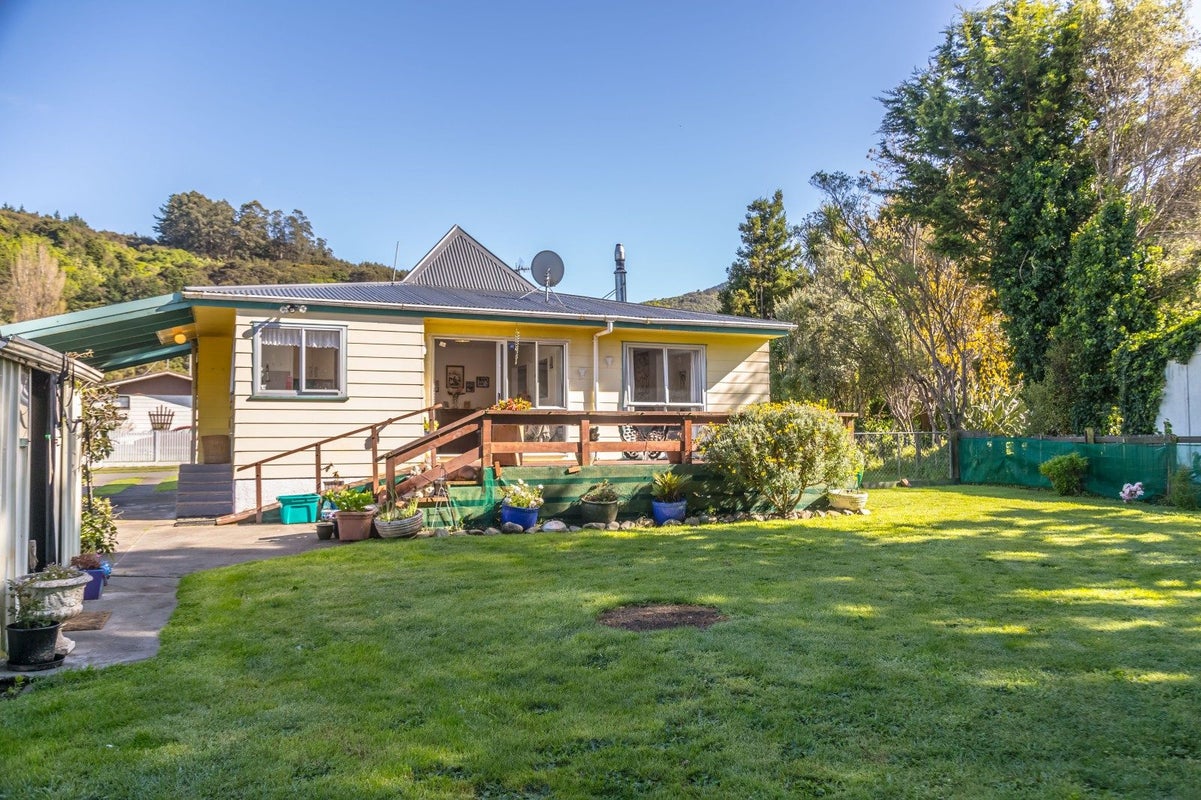 28 Churchill Crescent, Featherston - Carousel 2