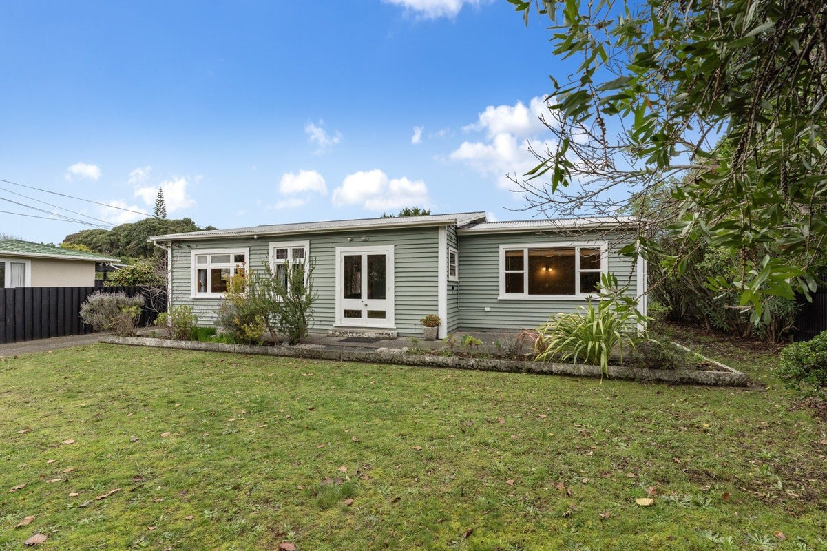 27 Manuka Street, Otaki Beach, Otaki - Carousel 1