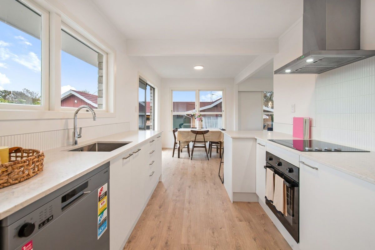 42 Ray Small Drive, Pahurehure, Papakura - Carousel 2