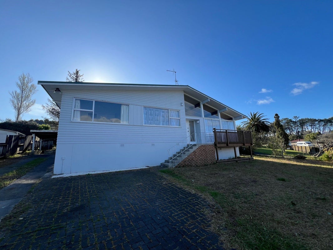 38 Thornlow Street, Glendene, Auckland - Carousel 1