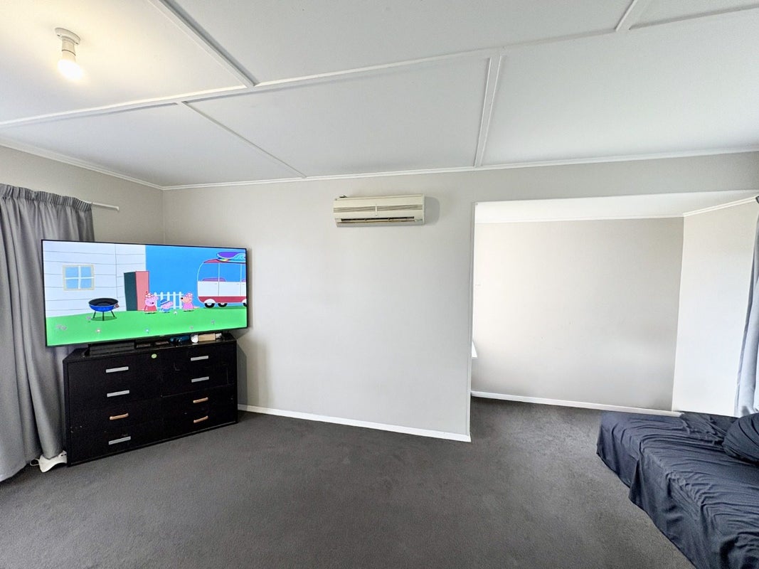 2B Devon Place, Cannons Creek, Porirua - Carousel 2