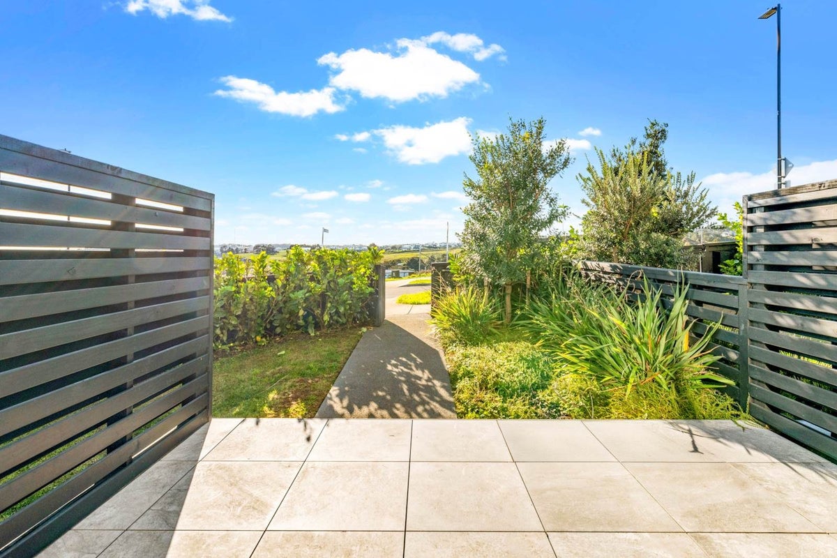 66 Long George Drive, Totara Park, Auckland - Carousel 2