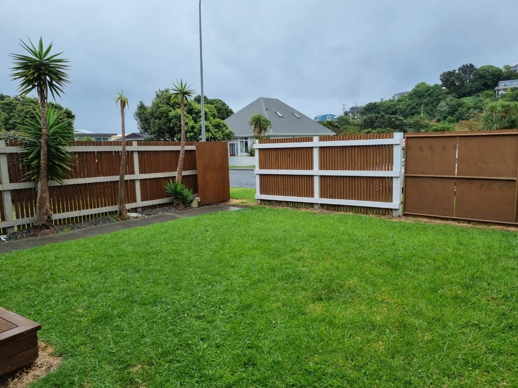 2/6 CLUNY RD, PLIMMERTON, PORIRUA - Carousel 9