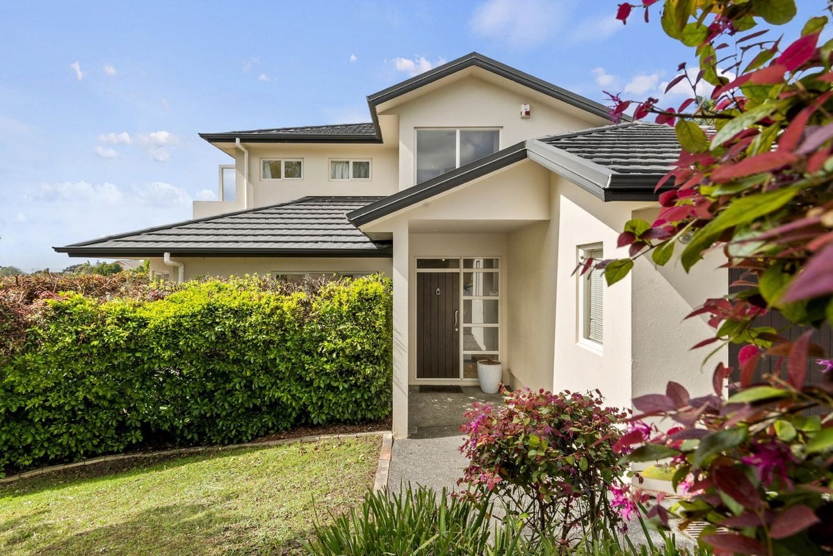 8 Greenleaf Way, Northcross, Auckland - Carousel 1