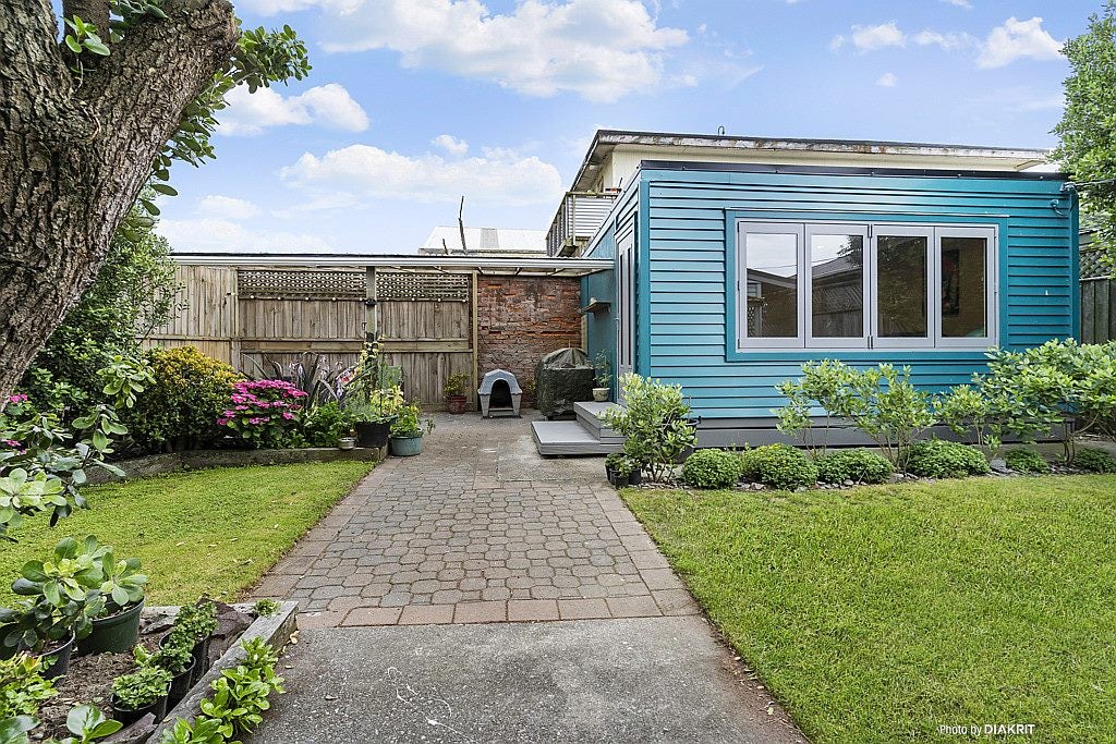 56 Owhiro Bay Parade, Owhiro Bay, Wellington - Carousel 1