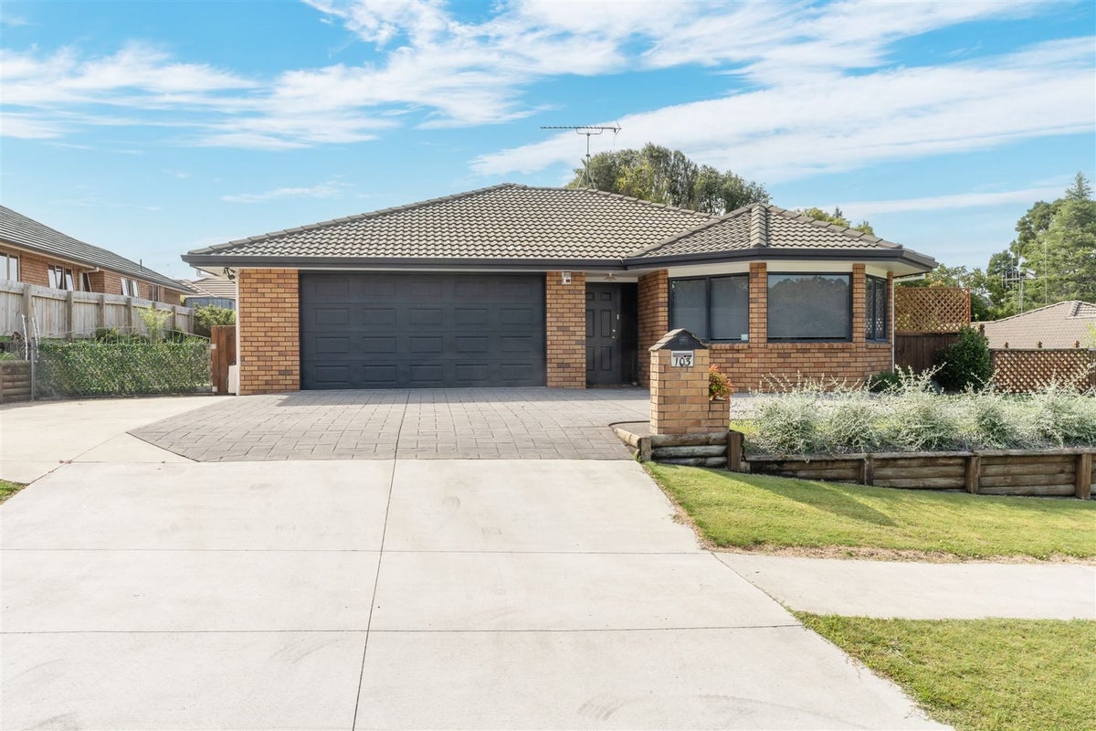 103 Dixon Road, Glenview, Hamilton - Carousel 1