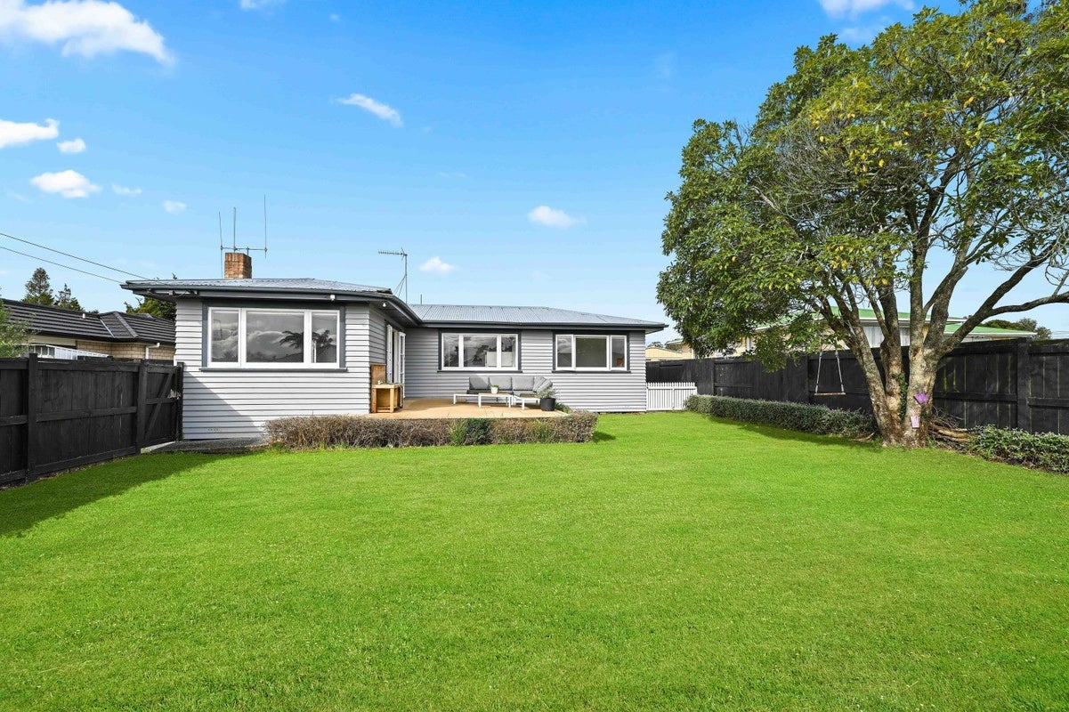 18 Bruce Avenue, Glenview, Hamilton - Carousel 1