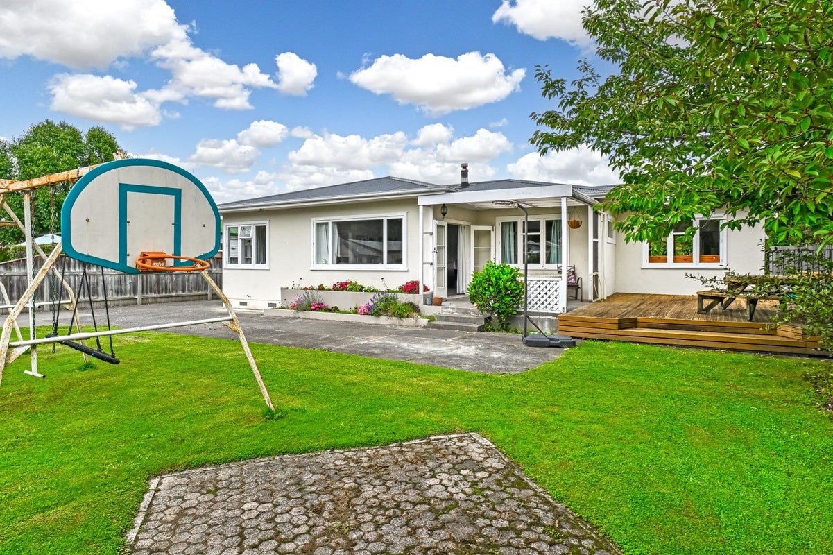 205 Kenilworth Road, Mayfair, Hastings - Carousel 2