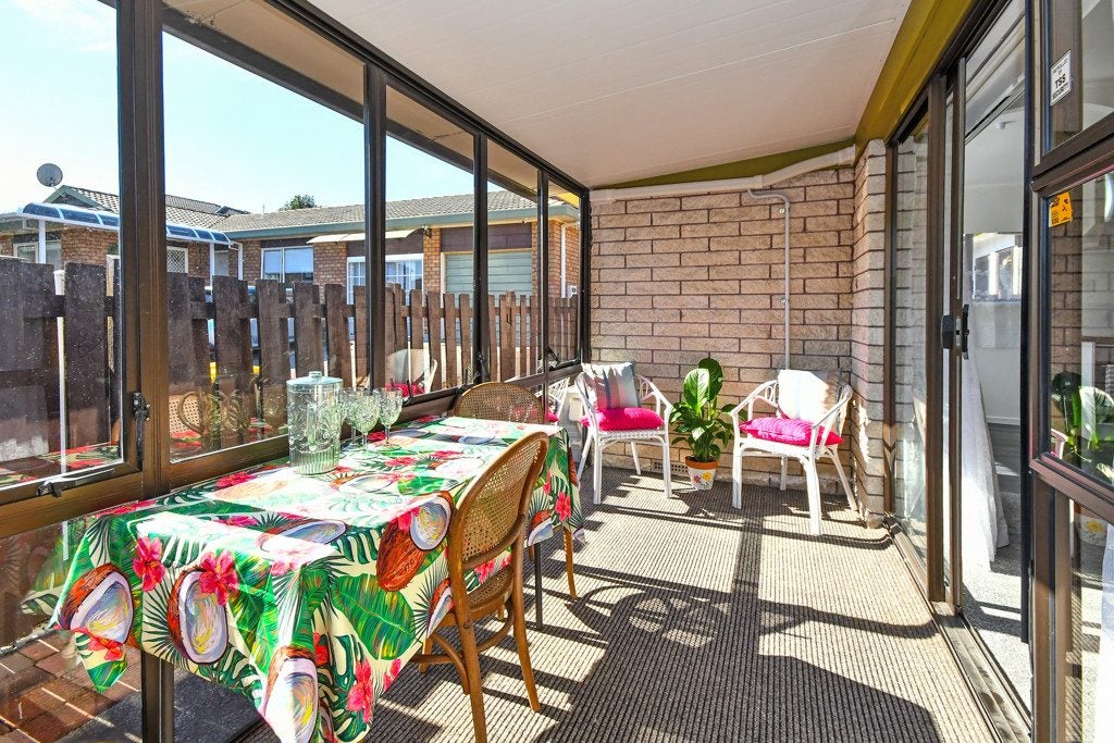 2/2 Grande Vue Road, Papatoetoe, Auckland - Carousel 1