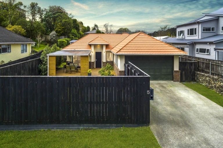 5 Gloucester Street, Silverstream, Upper Hutt - Carousel 1