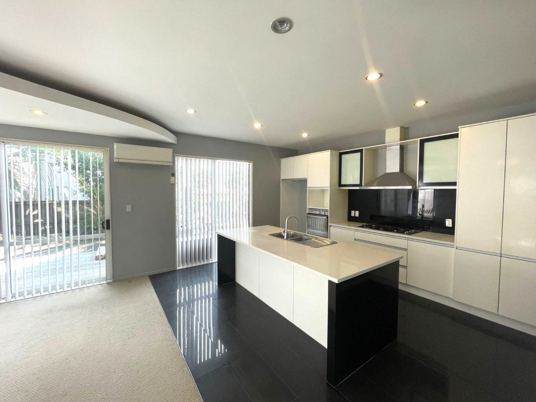 14 Stamford Crescent, Flat Bush, Auckland - Carousel 1