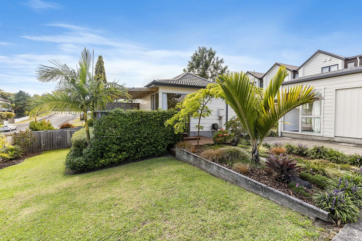 2/18 Flaxdale Street, Birkdale, Auckland - Carousel 1