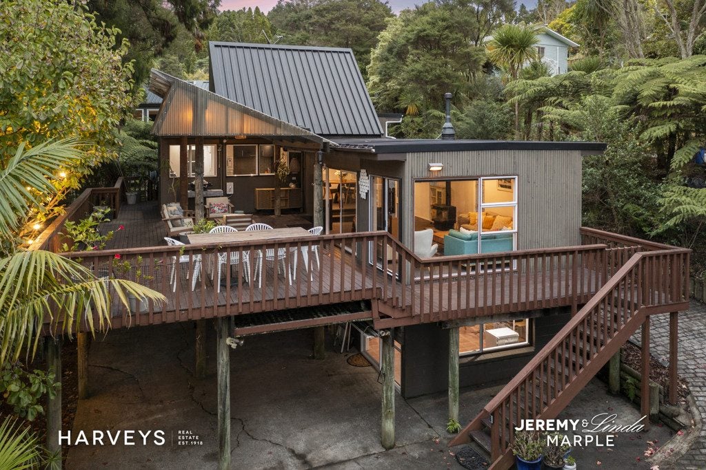 47 Daffodil Street, Titirangi, Auckland - Carousel 1