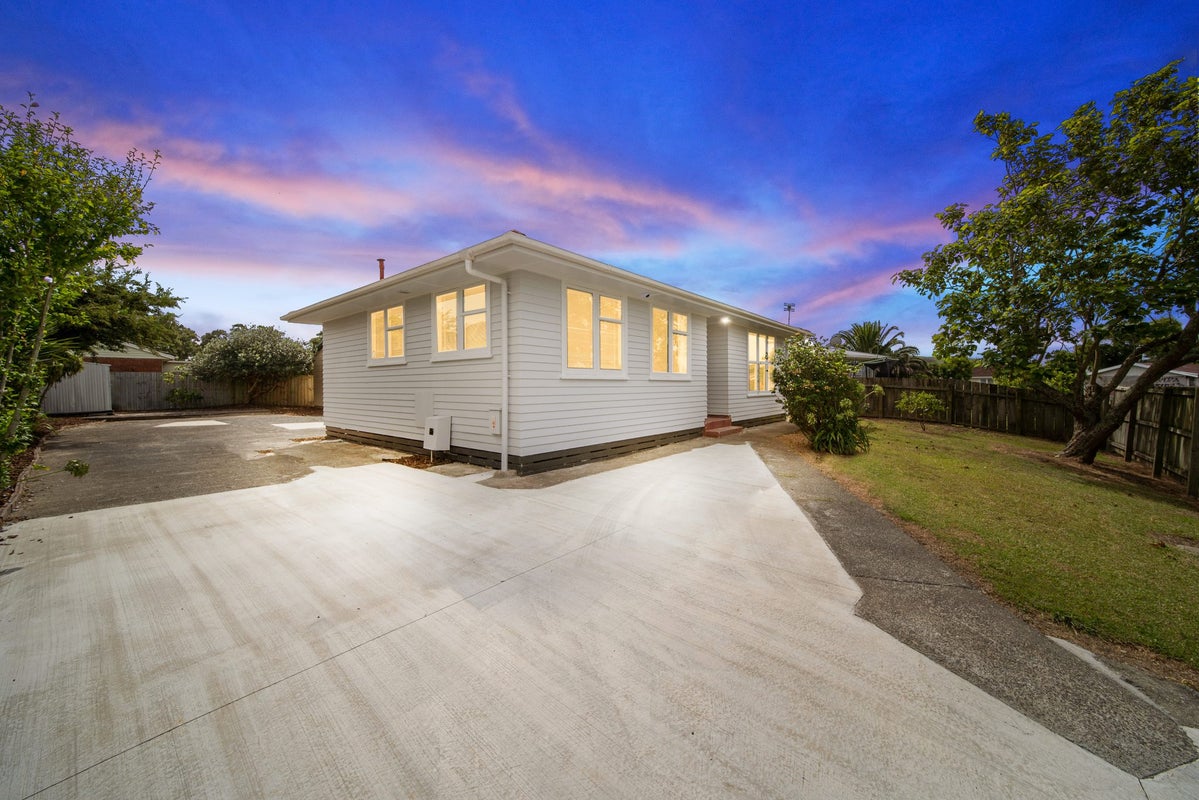 33 Convair Crescent, Mangere, Auckland - Carousel 1