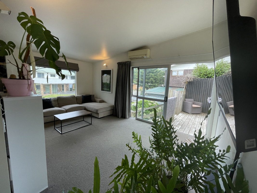 12 Nevada Drive, Merrilands, New Plymouth - Carousel 2