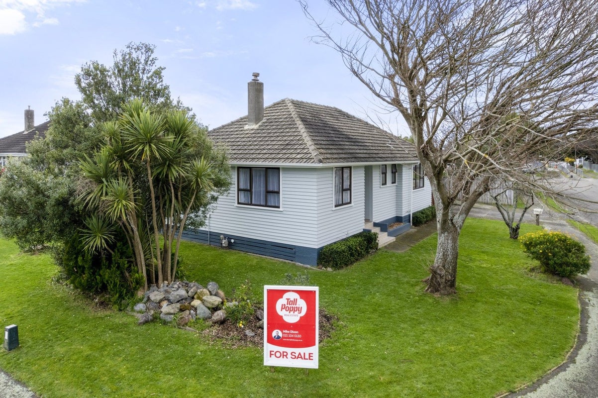 11 Montrose Place, Takaro, Palmerston North - Carousel 1