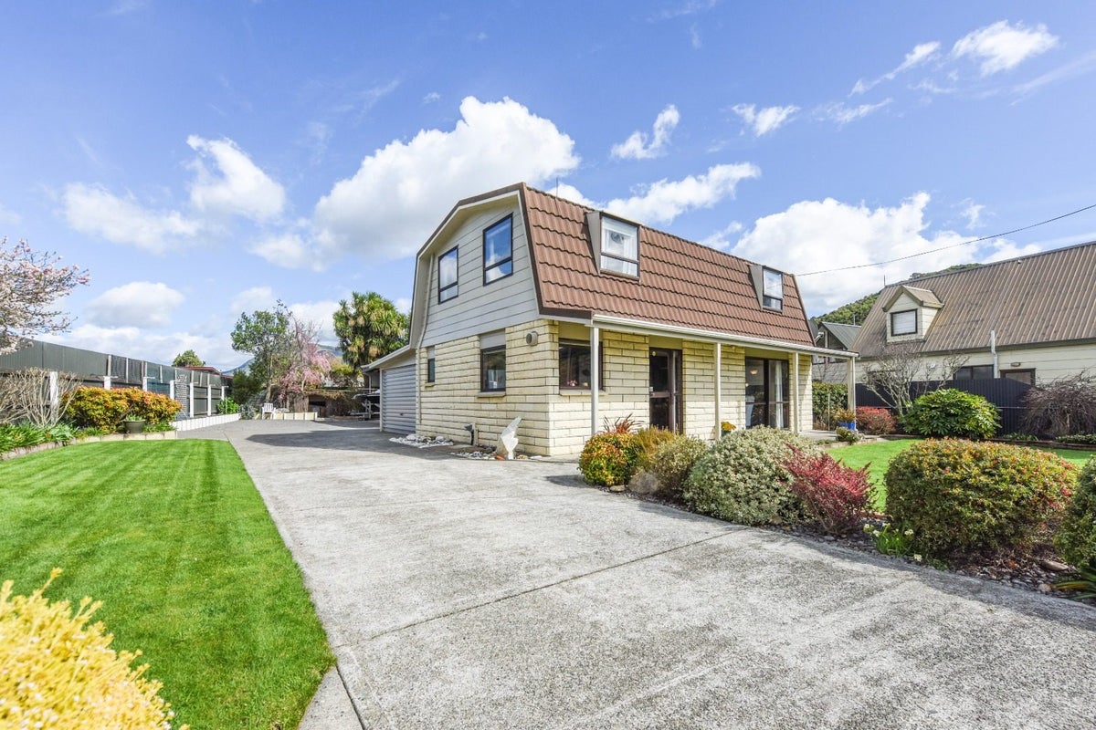 4 Beach Road, Waikawa, Picton - Carousel 1