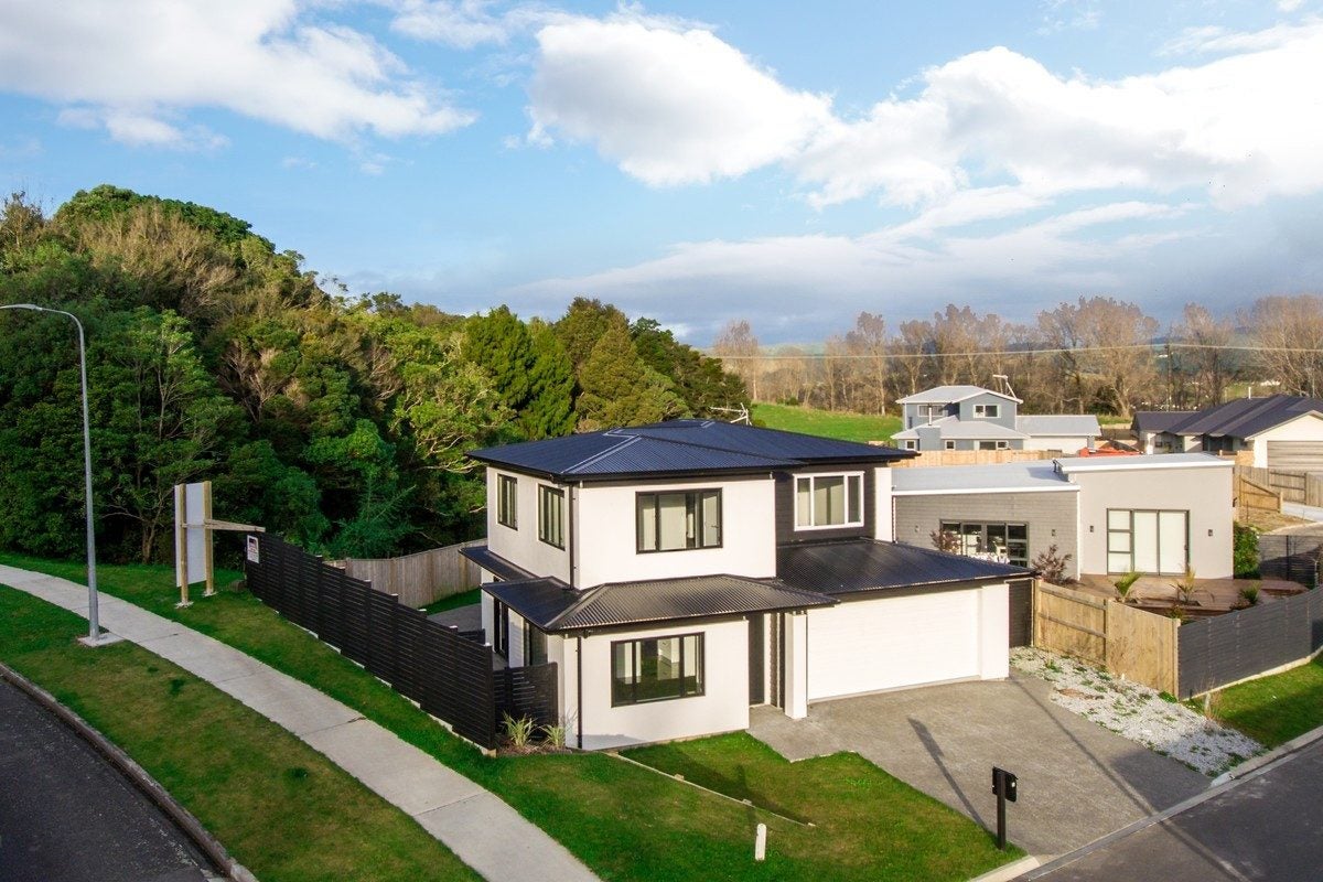 1 Tower Place, Fitzherbert, Palmerston North - Carousel 2