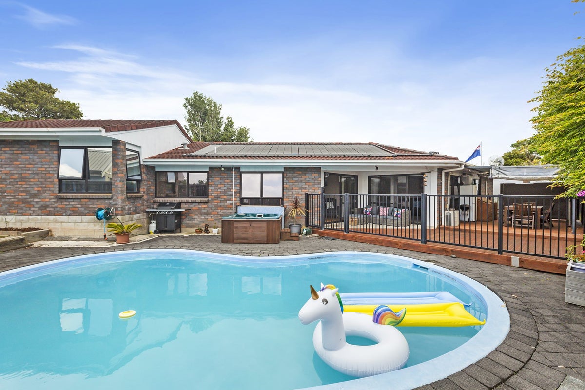 6 Destino Court, Conifer Grove, Takanini - Carousel 1