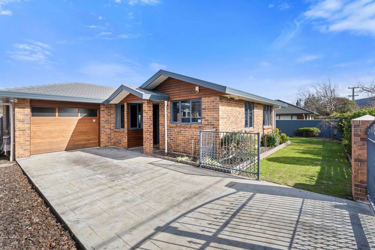 31 Redwood Street, Elderslea, Upper Hutt - Carousel 1