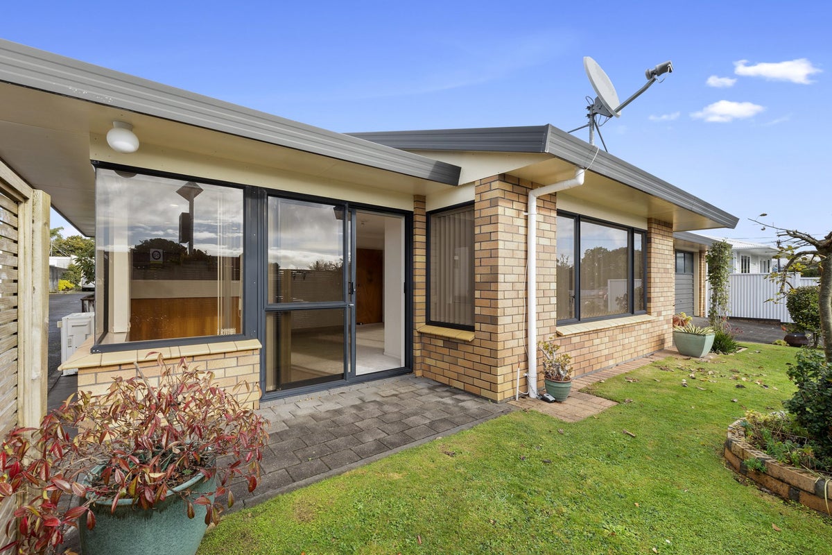 17A Huatoki Street, Vogeltown, New Plymouth - Carousel 1
