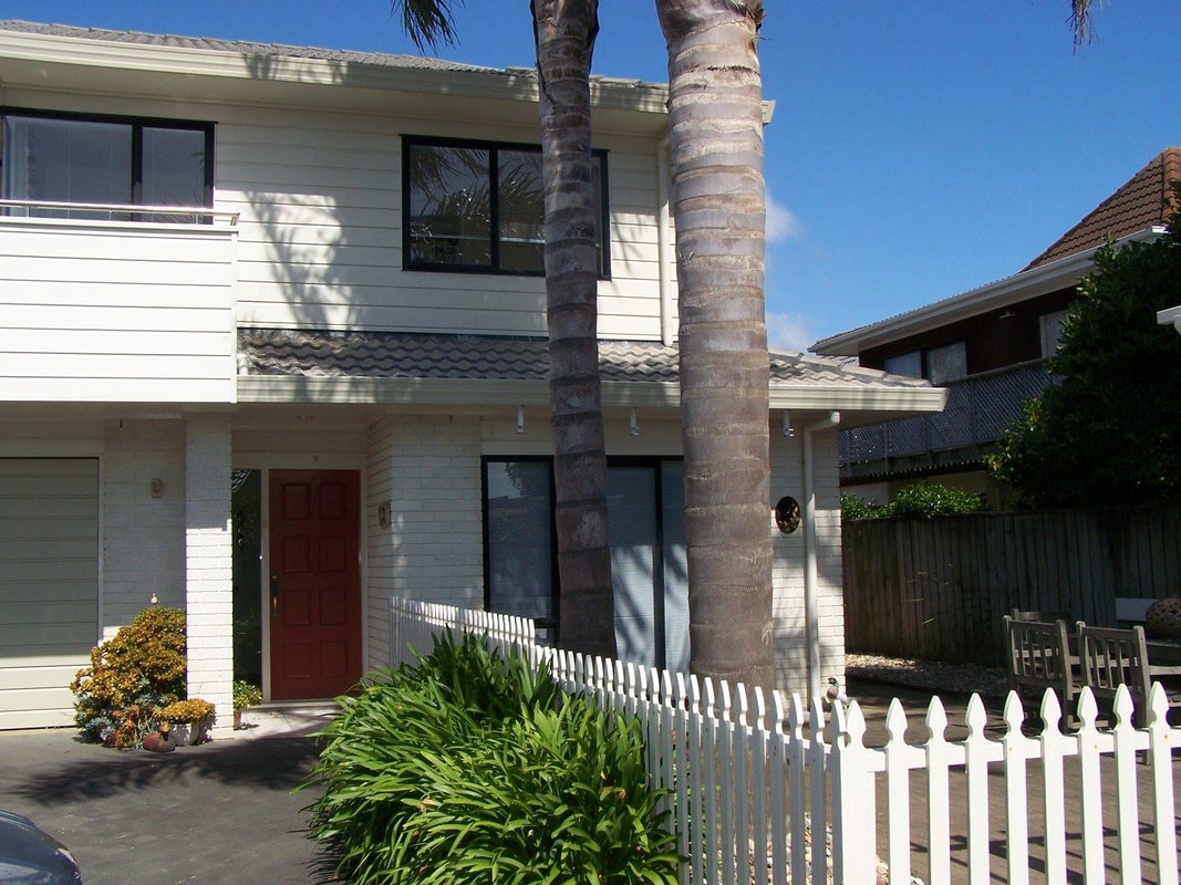 2/18 Gillard Place, Eastern Beach, Auckland - Carousel 2