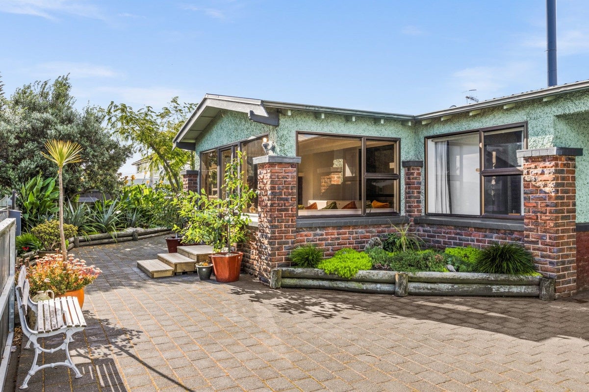 4 Pukeko Place, Westshore, Napier - Carousel 1