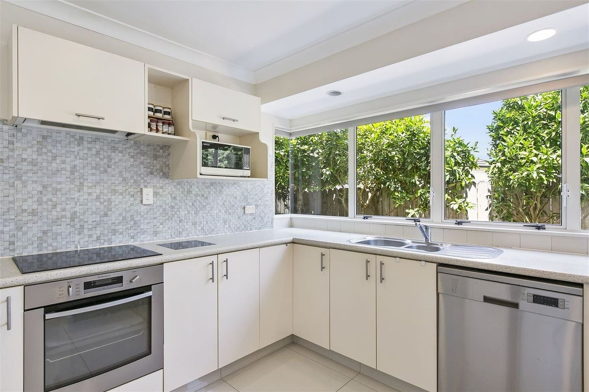 2/20 Penruddocke Road, Half Moon Bay, Manukau - Carousel 20