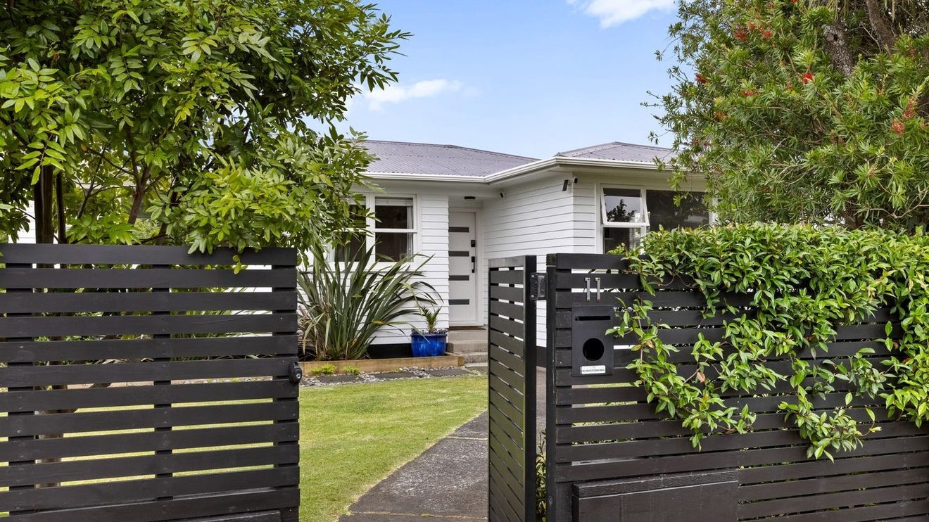 11 Brennan Avenue, Te Atatu Peninsula, Auckland - Carousel 1