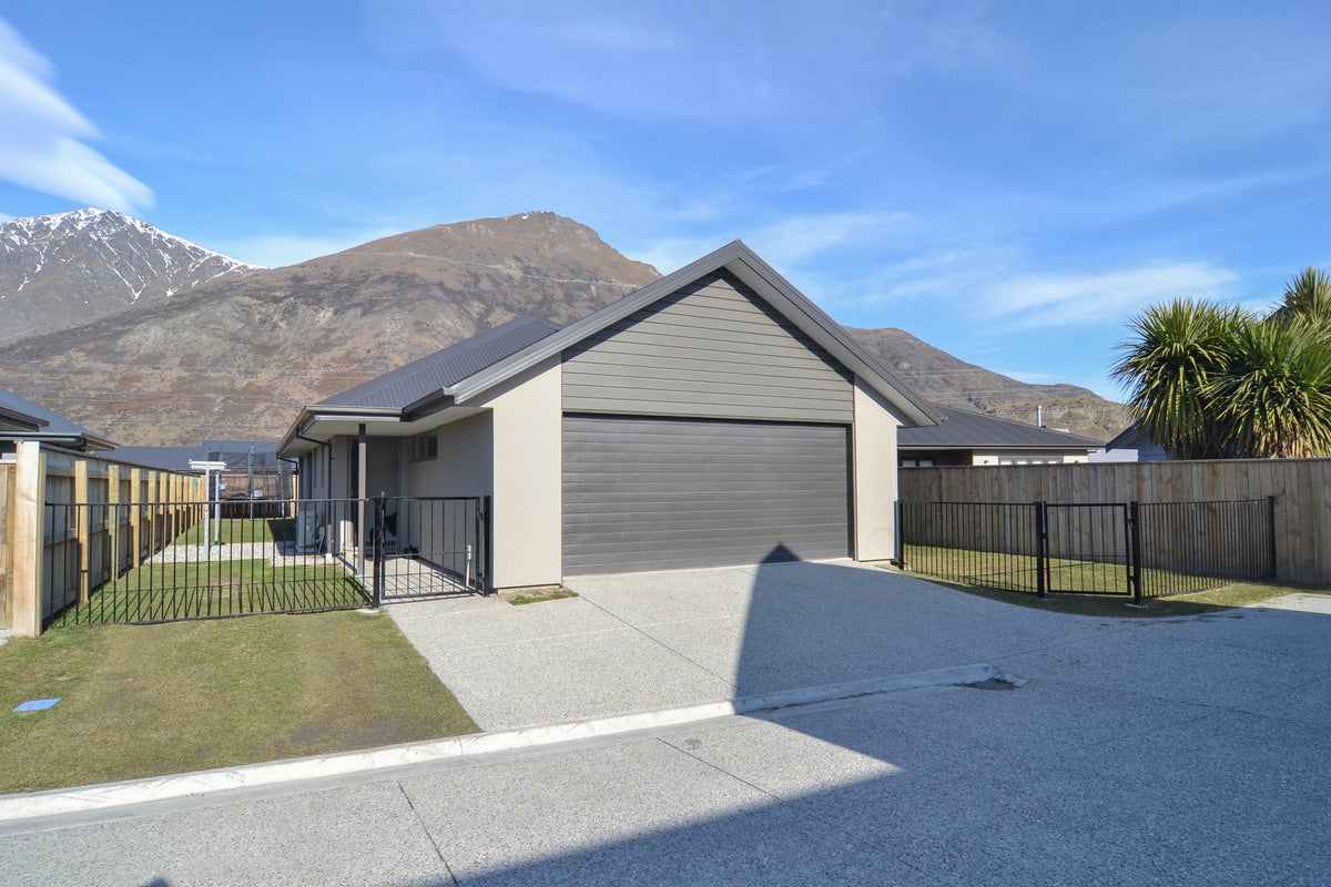 8B Judge and Jury Drive, Lake Hayes, Queenstown - Carousel 1