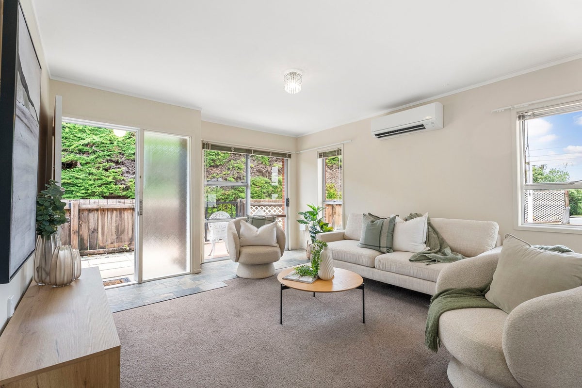 1/5 Teal Crescent, Beach Haven, Auckland - Carousel 2