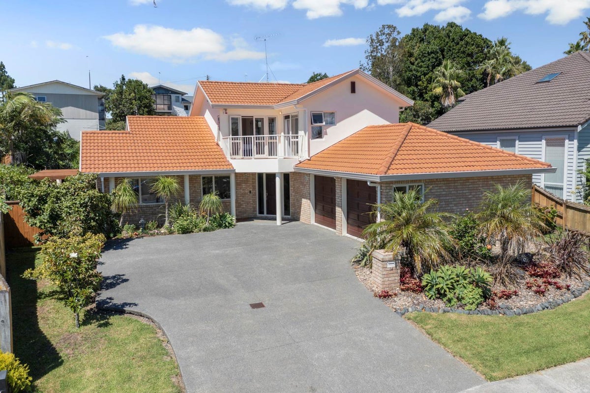 14 Margaret Henry Crescent, Oteha, Auckland - Carousel 1