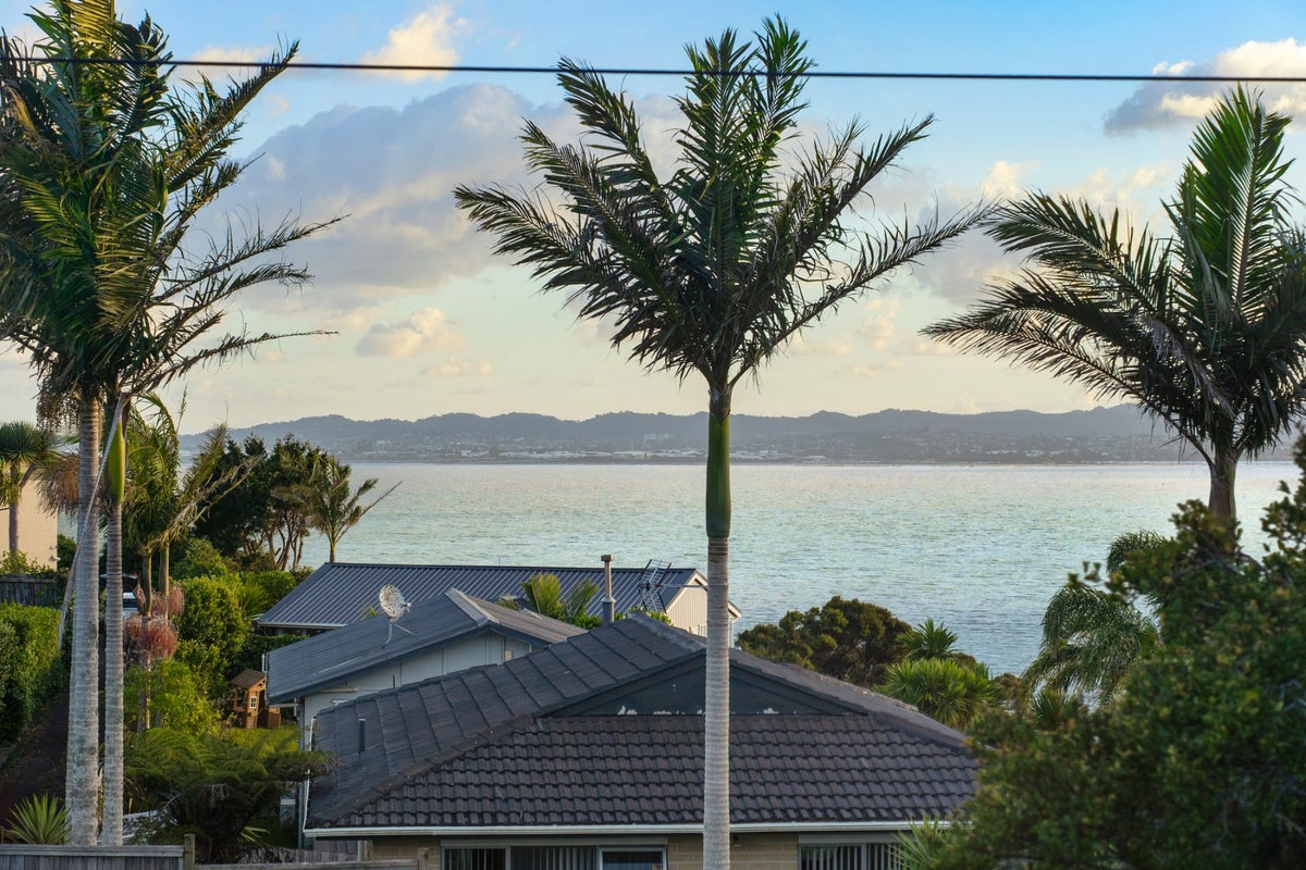 69 Island Bay Road, Beach Haven, Auckland - Carousel 2