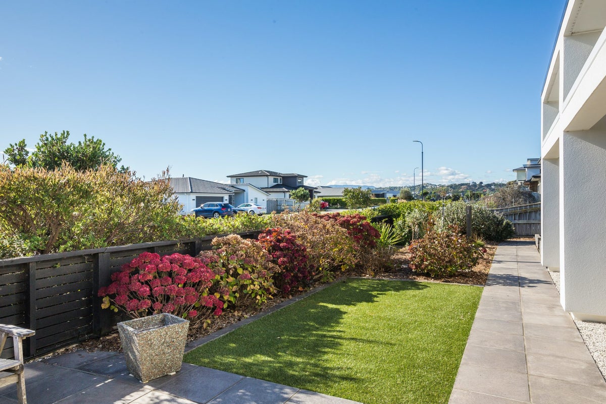 1 Grace Cove, Aotea, PORIRUA - Carousel 26