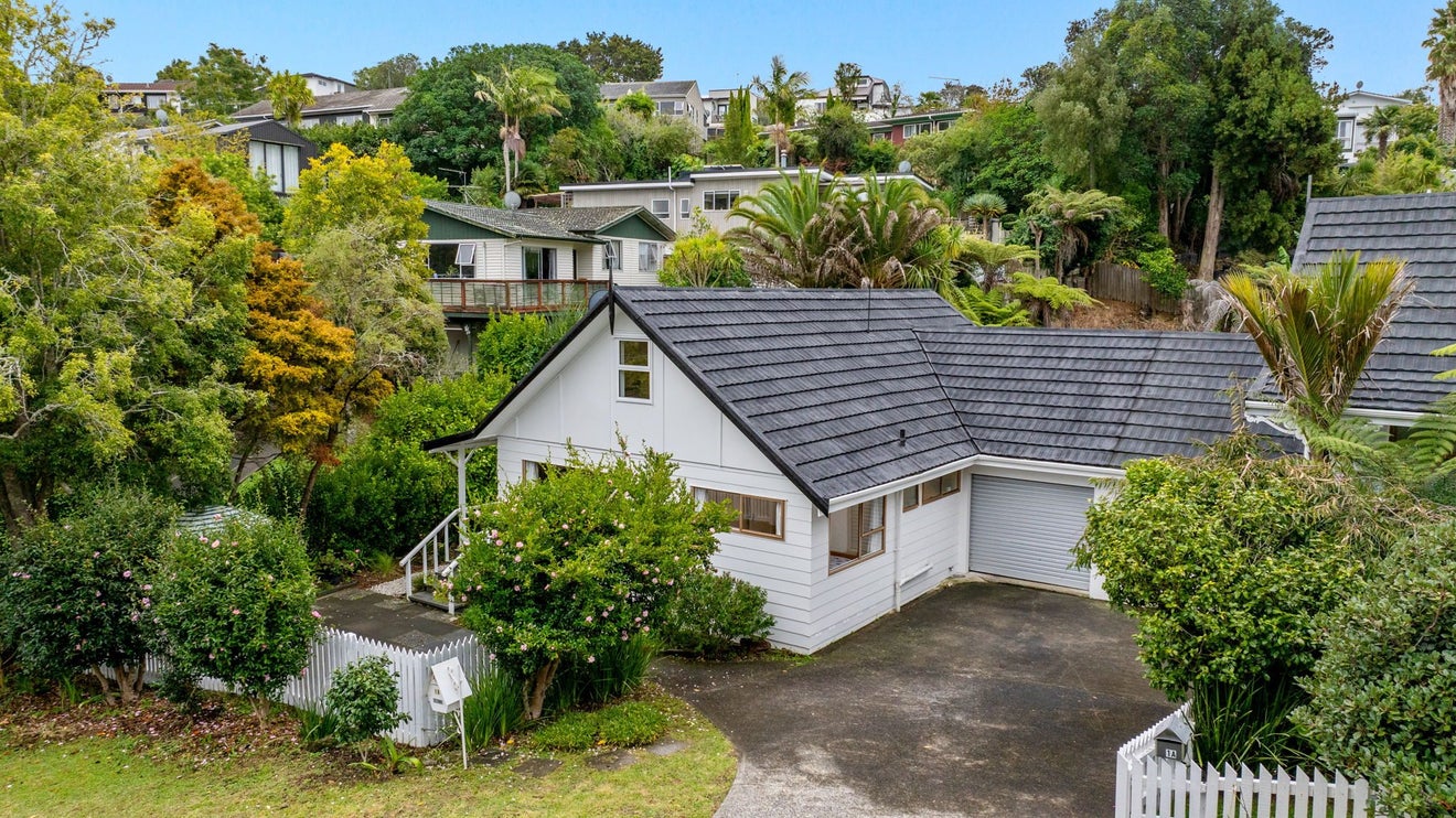 2/1 Trelawny Place, Hillcrest, Auckland - Carousel 1