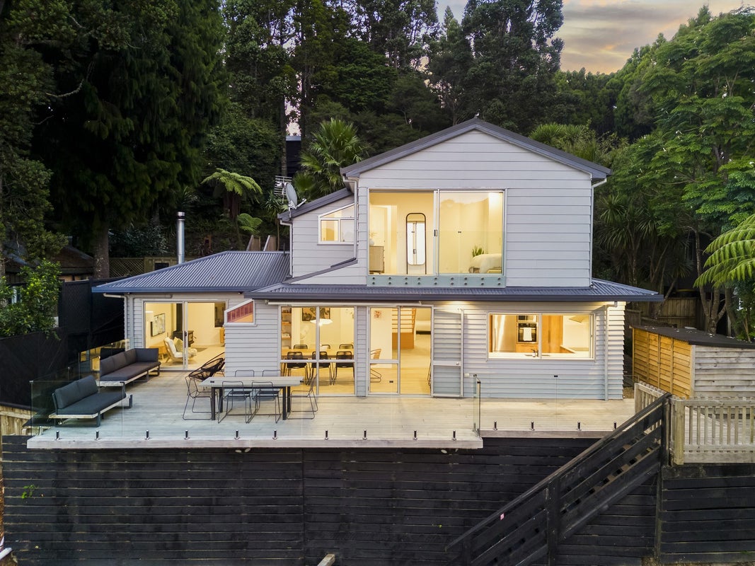 14 Tainui Road, Titirangi, Auckland - Carousel 1