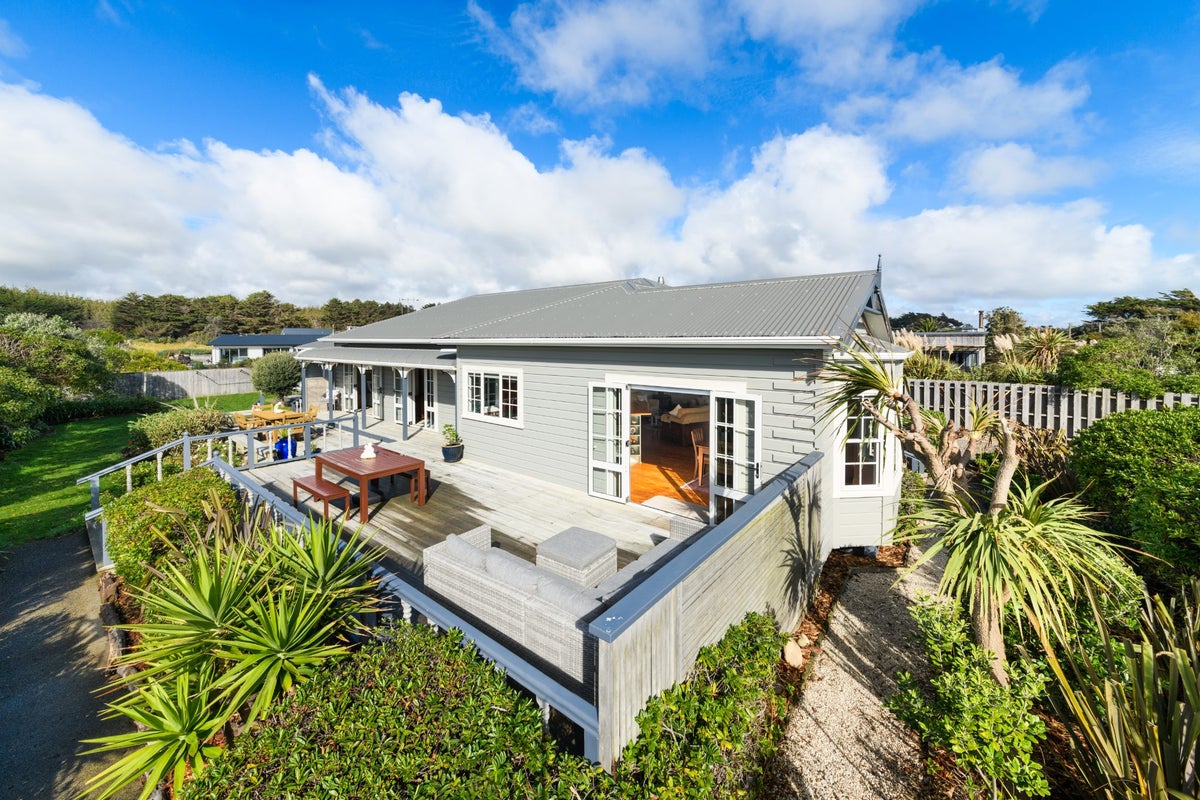 32 Kent Avenue, Waitarere Beach, Levin - Carousel 1
