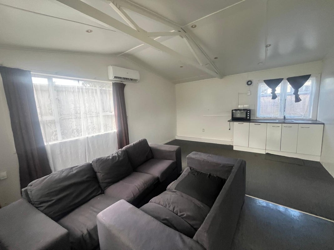 2 Stewart Place, Otara, Auckland - Carousel 1