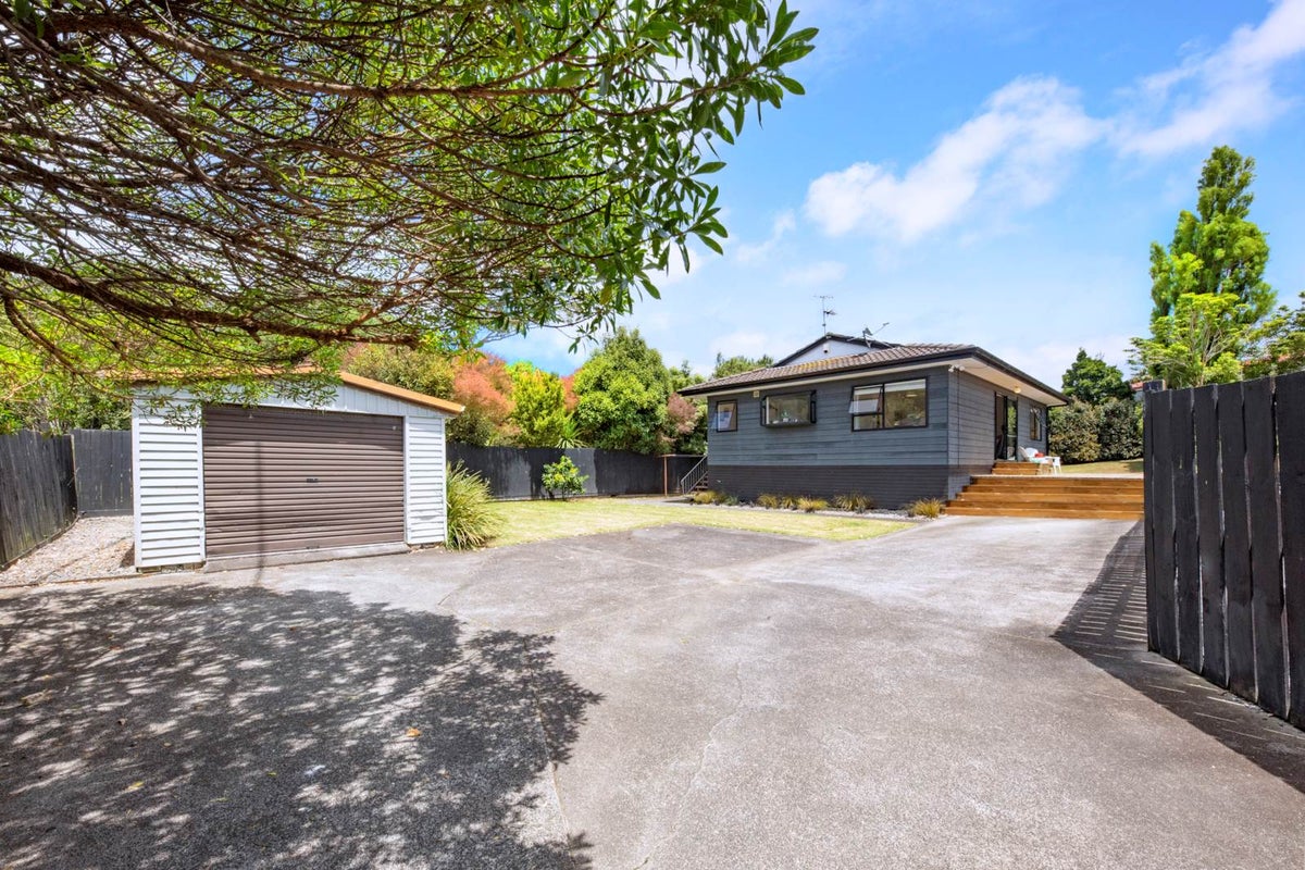 55 Meadowvale Rise, Titirangi, Auckland - Carousel 1